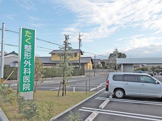 外観と駐車場  