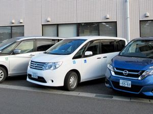送迎車が並ぶ外観  