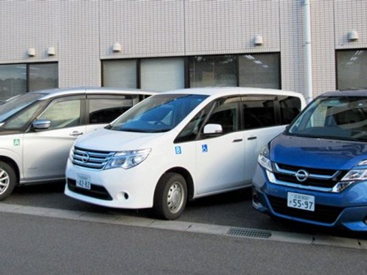 送迎車が並ぶ外観  