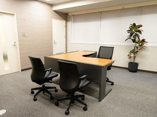 打合せ用の机と椅子がある部屋  