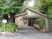 緑に囲まれた建物外観  