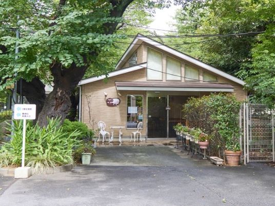 緑に囲まれた建物外観  
