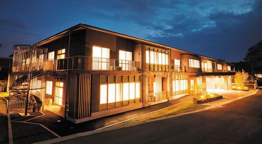 夜の明るい建物外観