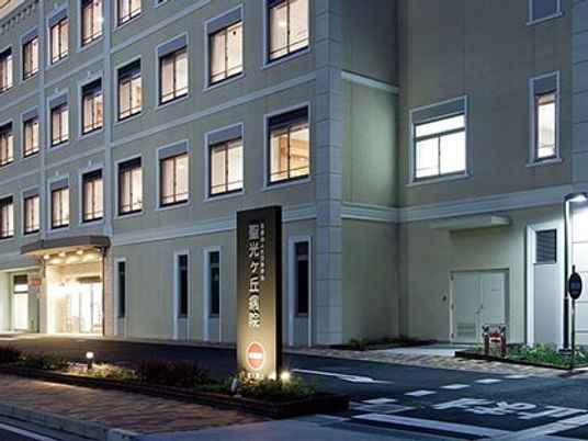 夜の施設外観  