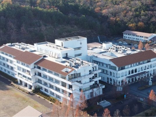 山あいに建つ施設外観  