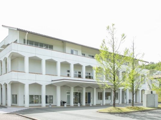 白い外観の建物  