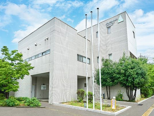 白い外観の建物  