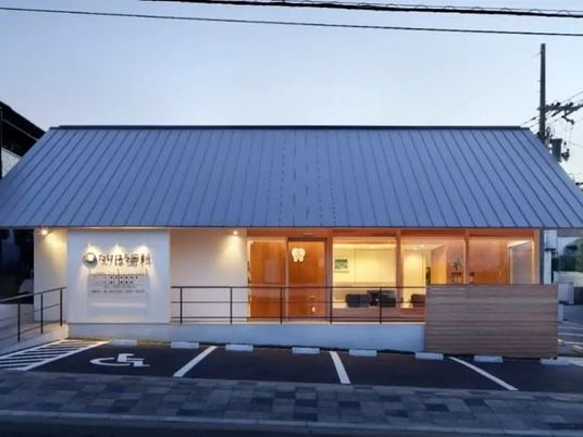 夕景の施設外観  