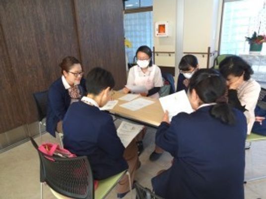 打ち合わせする職員の会議室  