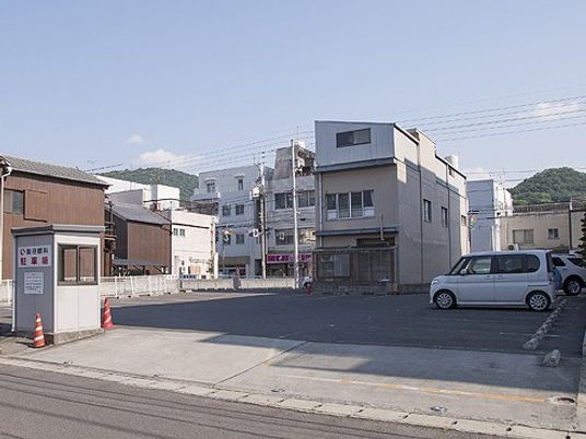 施設の外観と駐車場  