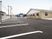 駐車場と建物の外観  