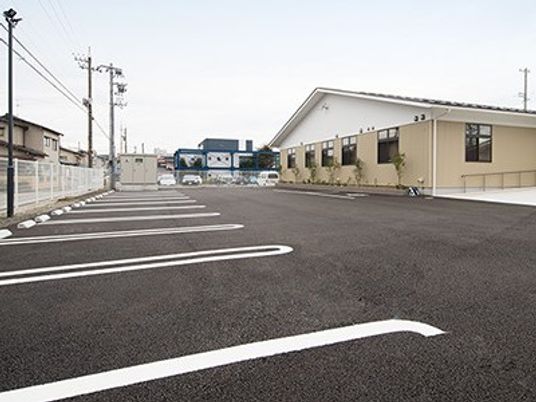 駐車場と建物の外観  