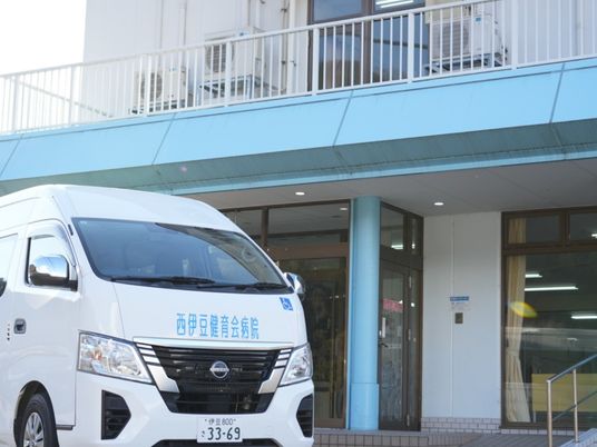 送迎車のある建物外観  