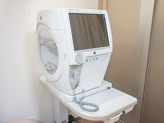 視力測定機器のある検査室  