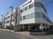 明るい外観の施設正面  
