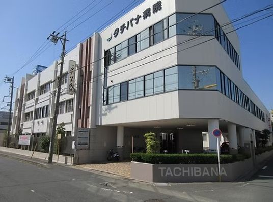 明るい外観の施設正面  