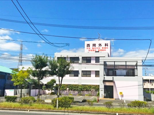 明るい外観の建物前  