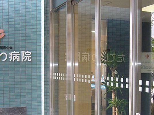 病院入口の自動ドア  