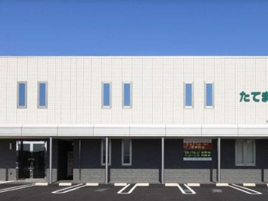 明るい外観の建物  