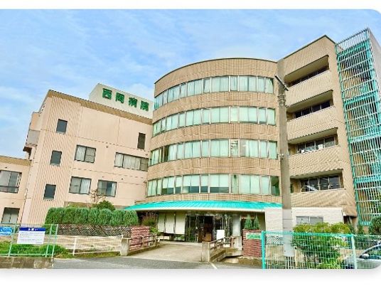 病院風の建物外観  
