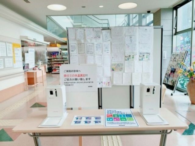 明るい案内板のあるロビー ロビー   自然光が差し込む開放的なロビーです。掲示物が見やすく、来訪者への案内がしやすい環境です。