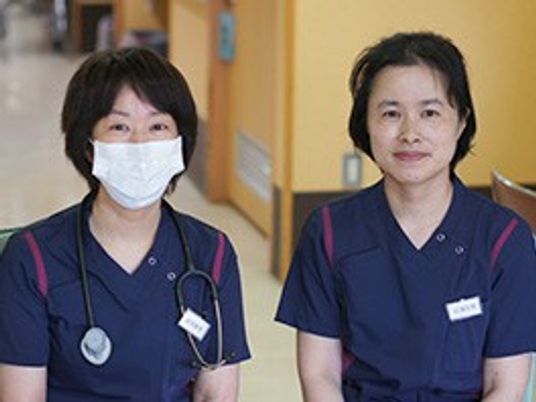 スタッフが立つ廊下  