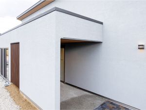 白い外壁のエントランス  