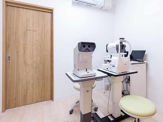 視力検査機器のある部屋  