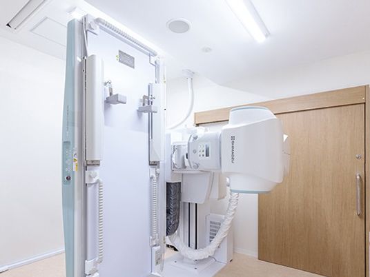 撮影室のレントゲン機器  