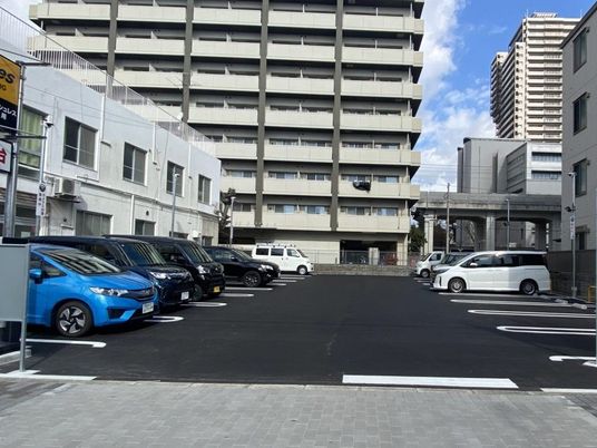 建物前の駐車場  