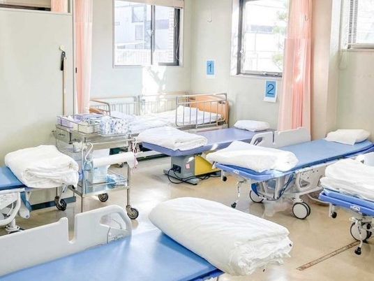 明るい多床室の居室  