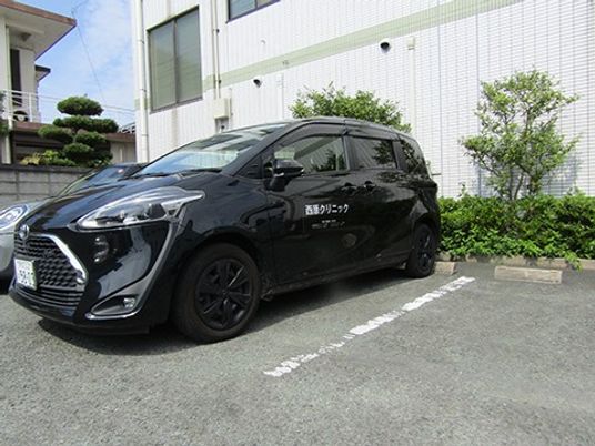 送迎車が停まる外観  