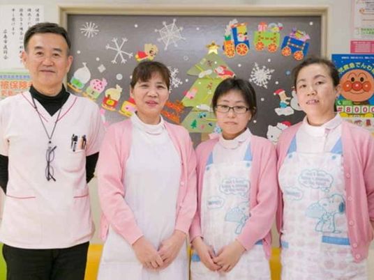 スタッフ4人の集合写真です  