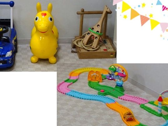 玩具が並ぶ多目的室  