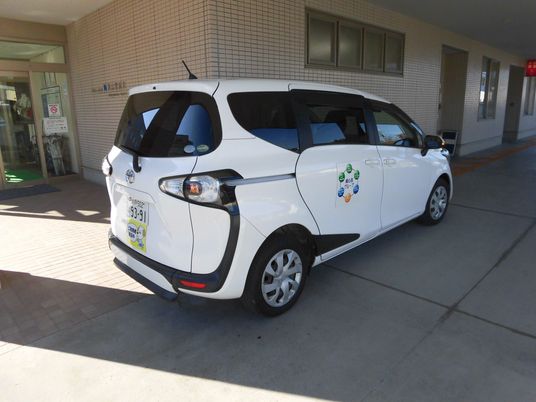 送迎車が停車した外観  