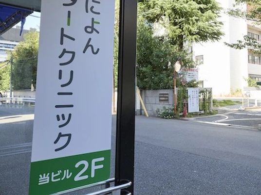 看板と建物前の道路  