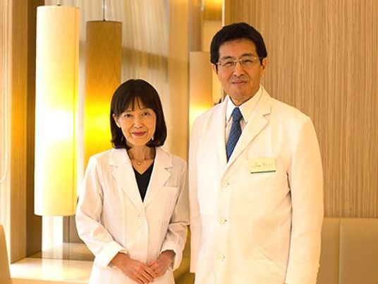 白衣の男女ロビー  