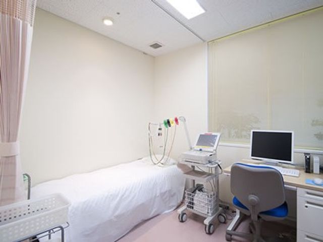 明るい個室の居室 居室   白を基調とした明るい居室です。ベッドの横に機器や机があり、落ち着いて過ごしやすい印象です。