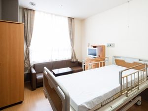 明るい居室のベッド  