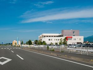施設外観と道路  