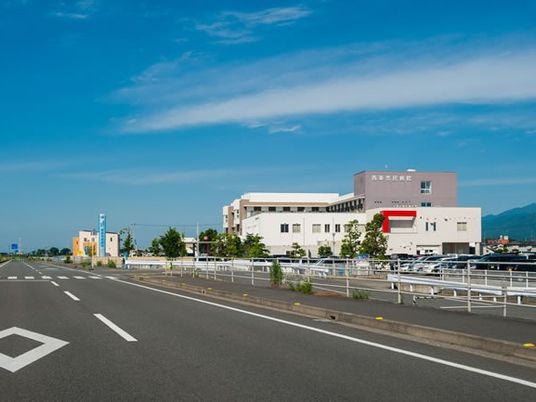 施設外観と道路  