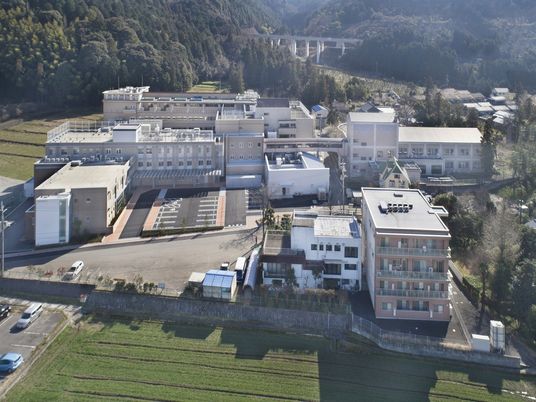 山間の広々とした外観