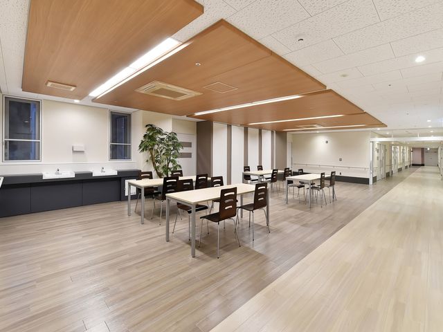 広々としたラウンジ ラウンジ 広々とした明るい空間で、自然光が差し込みます。快適に過ごせる場所で交流を深められます。