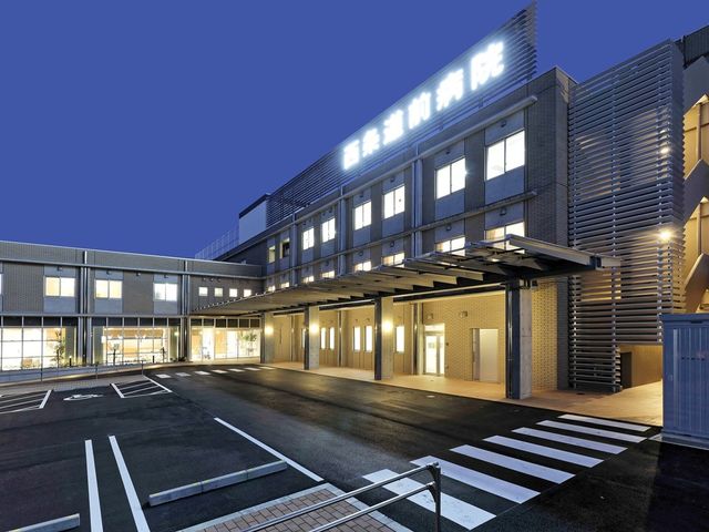 夜景の建物外観 外観 温かい光に包まれた建物は、夜でも安心感を与える落ち着いた環境です。