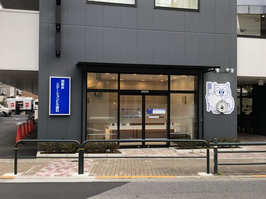 施設の正面玄関外観  