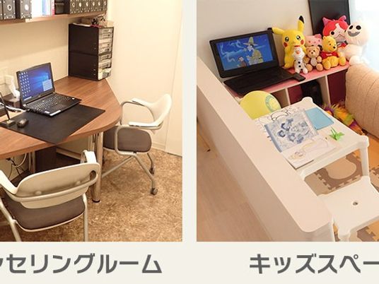 相談室の机と椅子のある部屋  