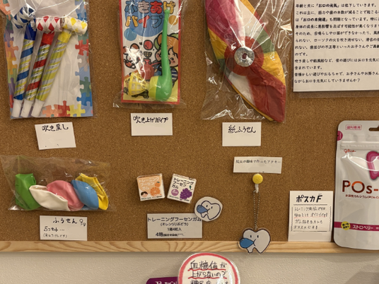 掲示物のある壁際  