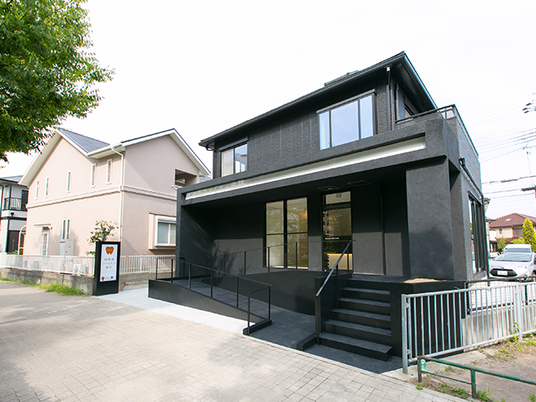 黒い外壁の施設外観  