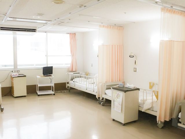 明るい個室空間の居室  