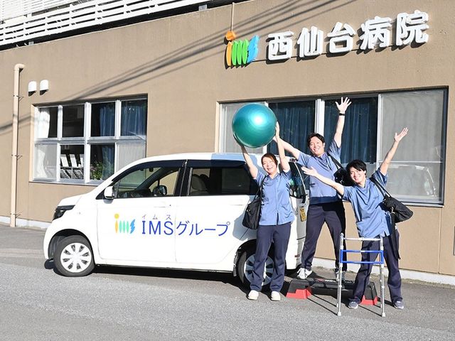 スタッフが並ぶ病院前  